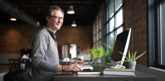 Bewegung und Haltung am Arbeitsplatz: So bleibst du im HomeOffice körperlich aktiv und schmerzfrei Bewegung und Haltung am Arbeitsplatz - So bleibst du im HomeOffice körperlich aktiv und schmerzfrei