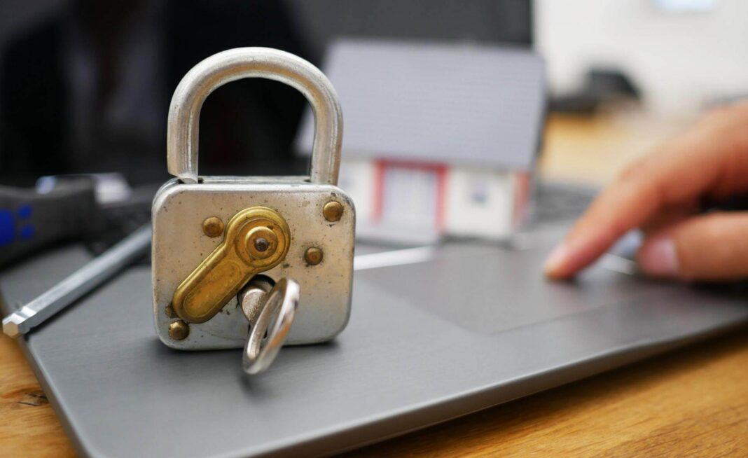 IT-Security in Unternehmen: Verantwortung & Schutzmaßnahmen für Mitarbeitende und Führungskräfte Datenschutz Sicherheit Internet VPN Fingerprint Firewall Virenschutz MFA 2FA IT-Security Passwort