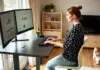 Schreibtisch & Bildschirm richtig einrichten: So vermeidest du Verspannungen und Augenbelastung Teilzeit Mitarbeitende im HomeOffice - Frauen nach Elternzeit im HomeOffice